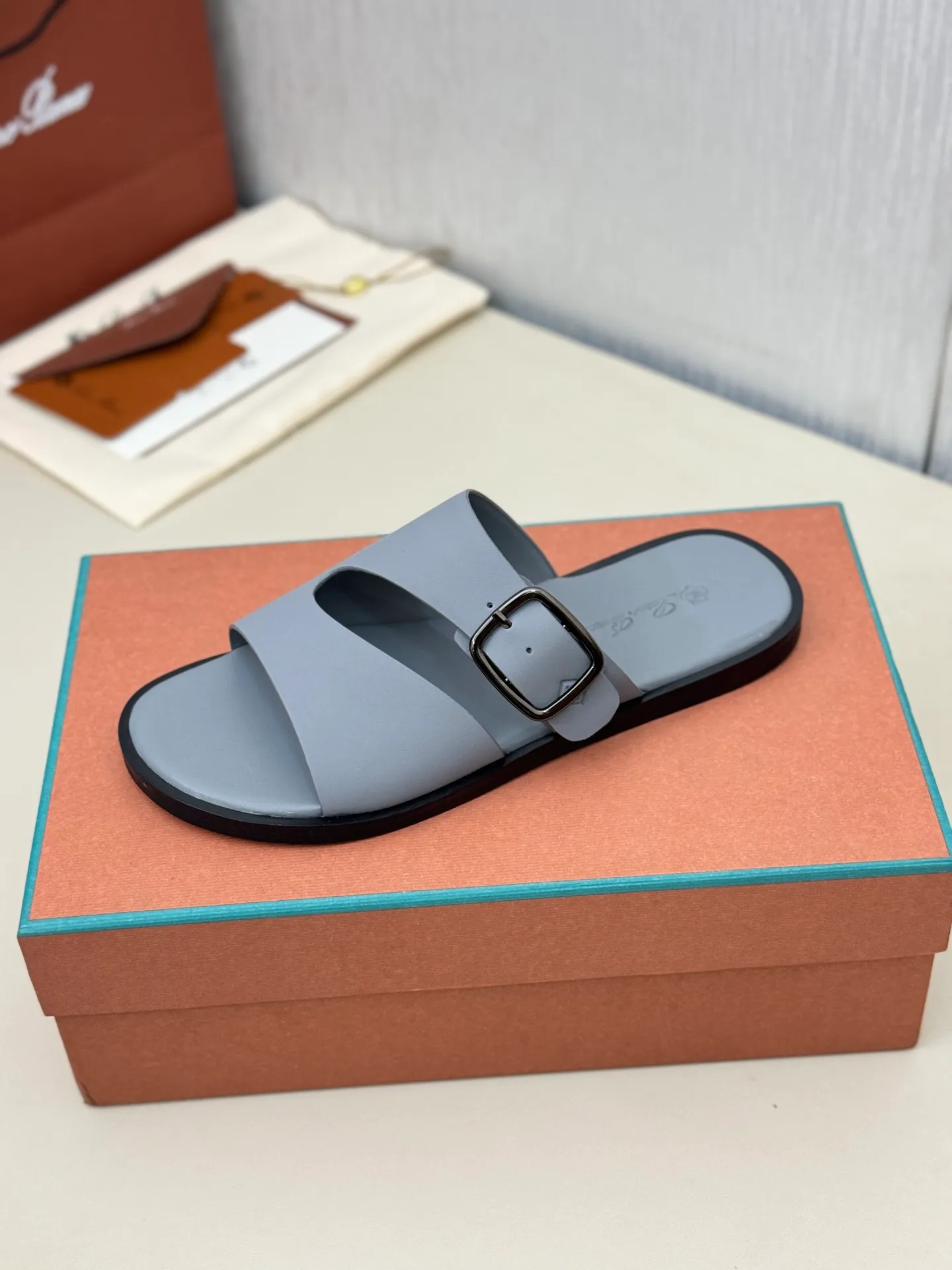 👟👟Ex-factory price 480👟👟 LP Loro Piana*👉Top genuine high-end early spring model👉Buy the original 1:1 copy💯💯💯 Founded the existing Loro Piana company on April 24, 1924. It is now the sixth generation of family business, providing high-quality products to customers who are discerning about taste and quality. ❤️Imported silk calfskin fabric, imported grade A sweat-absorbent and breathable lining 💯💯💯 Purely handmade 💯Authentic packaging Original one-to-one molded outsole The favorite sandals of Middle Eastern tycoons Code number: 38-46 (38, 45, 46 customized)